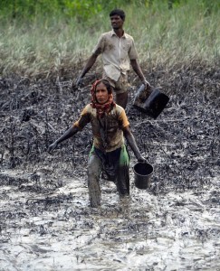Bangladesh oil spill (AP) Dec 21 2014
