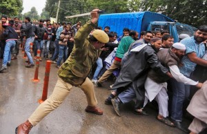 Indian police vs Srinagar strikers (REUTERS:Danish Ismail) May 25 2016