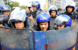 Riot police at antiwar march in Manila ( (Romeo Ranoco:Reuters) Oct 29 2016