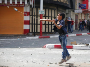Palestinian boy for hunger strikers (AP Photo:Nasser Shiyoukhi)  Apr 29 2017
