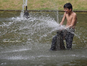 Kashmir boy frolics in water (Basit Zargar) June 15 2017