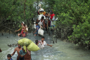 Rohingya refugees wading through river (TRT) Sept 13 2017