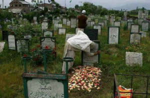 Kashmiri woman at grave site Apr 11 2018