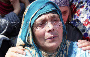 Woman grieving at Shopian encounter (Rising Kashmir) April 2 2018