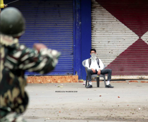 Kashmiri protester & Indian soldier at Article 35A protest Aug 27 2018 (Peerzada Waseem) Aug 27 2018